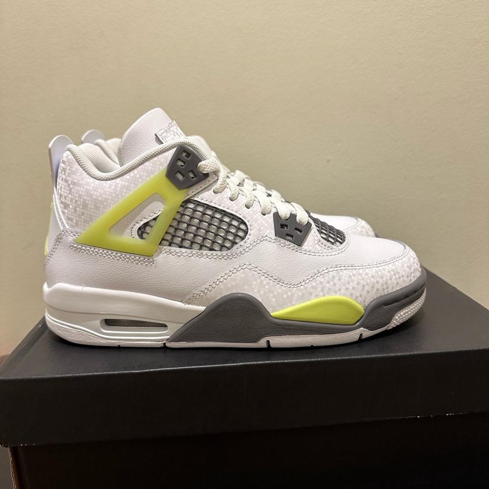 NIB Big Kid GS Nike Air Jordan 4 Retro White Light Lemon Twist HJ5990-100
